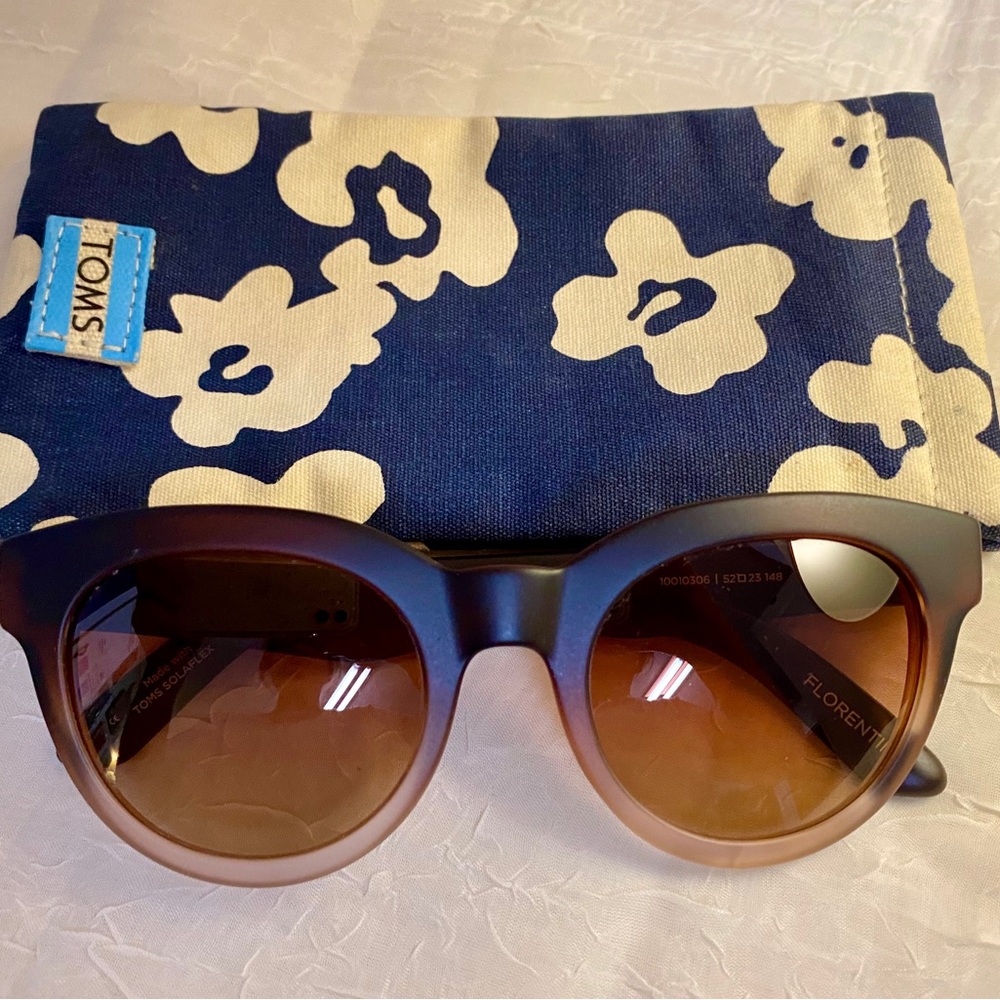 TOMS Traveler sunglasses, in gently worn excellent condition, rarely worn.